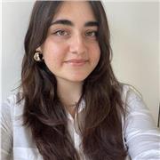 Giovane ragazza universitaria offre ripetizioni e supporto nello studio per bambini delle elementari e delle medie